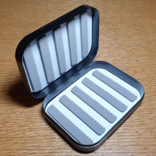 Richard Wheatley
4″ Easy Slot Fly Box – Black AVAILABLE AT TROUTLORE FLY TYING STORE AUSTRALIA